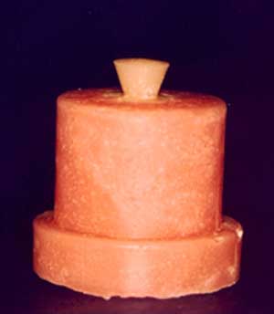 Figura No 2 Cono invertido de cemento dual polimerizado y cementado sobre la superficie de cerámica tratada.