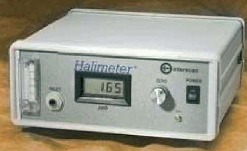 Figura 4 Monitor de sulfuros. Tomado de Pascual-La Rocca A, Savoini M, Santos A. Halitosis y colutorios bucalesorales. Revisión de la literatura. RCOE 2005; 10(4): 417-425.