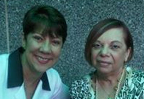 La Profesora Cecilia García Arocha Márquez, Decana de la Facultad de Odontología, en ese momento, actual Rectora de la UCV (izquierda) y la Dra. María Elena Casanova de Rojas, primera Coordinadora del Comité de Bioética de la Facultad de Odontología de la UCV. Foto tomada de Facebook.