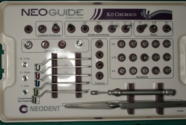 Fig.5 Kit quirúrgico del sistema Neoguide® (Neodent. Curitiba-Brasil)