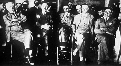 Fig. 1.- Reunión de la Sociedad De Angle en Mayo 1925. El Dr. Angle el primero a la izquierda, el Dr. Begg detrás de la silla vacía.
